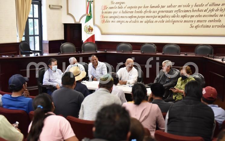  Funcionariado encabezado por el presidente municipal Ricardo Ahued Bardahuil, recibió en la Sala de Cabildo a una comitiva de habitantes del municipio de Quimixtlán, Puebla, para buscar una solución pacífica a sus necesidades. 

