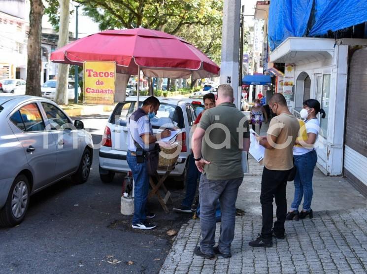 Con el propósito de recuperar el espacio público para la población y hacer de Xalapa una ciudad limpia, accesible y ordenada para todos, este viernes se realizó un operativo de regularización comercial y retiro de publicidad en la avenida Araucarias. 