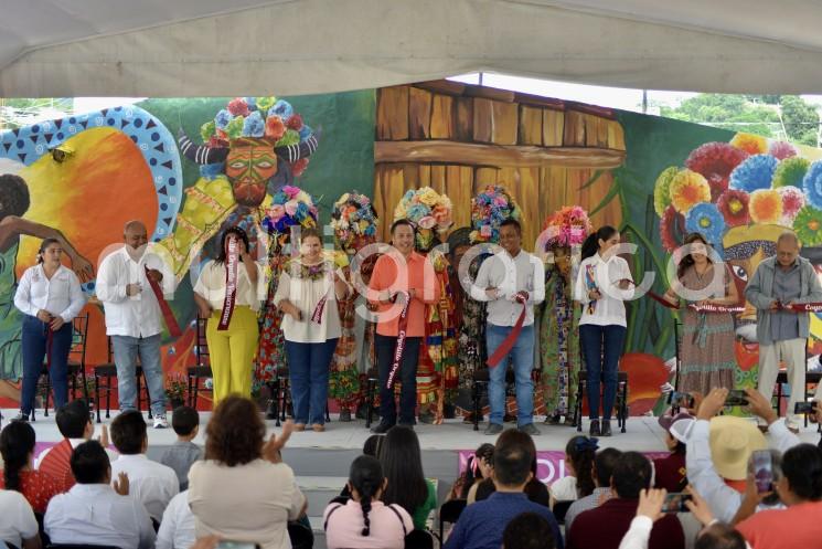  La transformación de Veracruz avanza con la inclusión de la tercera raíz y los pueblos originarios, afirmó el gobernador Cuitláhuac García Jiménez en el marco de los primeros 15 años del Instituto Veracruzano de Acceso a la Información y Protección de Datos Personales (IVAI), que este domingo realizó la Feria de la Información ¡Transparencia para ti! en la localidad de Coyolillo.