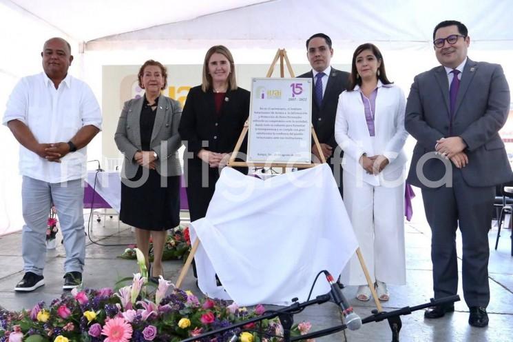 En Veracruz se vive una nueva realidad en la que prevalece el impulso a la promoción del acceso a la información pública como un derecho de todas y todos los ciudadanos, expresó la presidenta de la Mesa Directiva de la LXVI Legislatura, diputada Cecilia Guevara, al asistir a la sesión solemne del Instituto Veracruzano de Acceso a la Información y Protección de Datos Personales (IVAI), con motivo del XV aniversario de su creación.