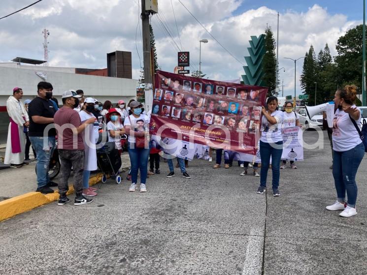 Familiares de desaparecidos marcharon en la ciudad de Xalapa, la tarde de este martes 30 de agosto, durante el Día Internacional de Víctimas de Desaparición Forzada, para denunciar que continúan estancadas las exhumaciones en fosas comunes de los panteones municipales. 