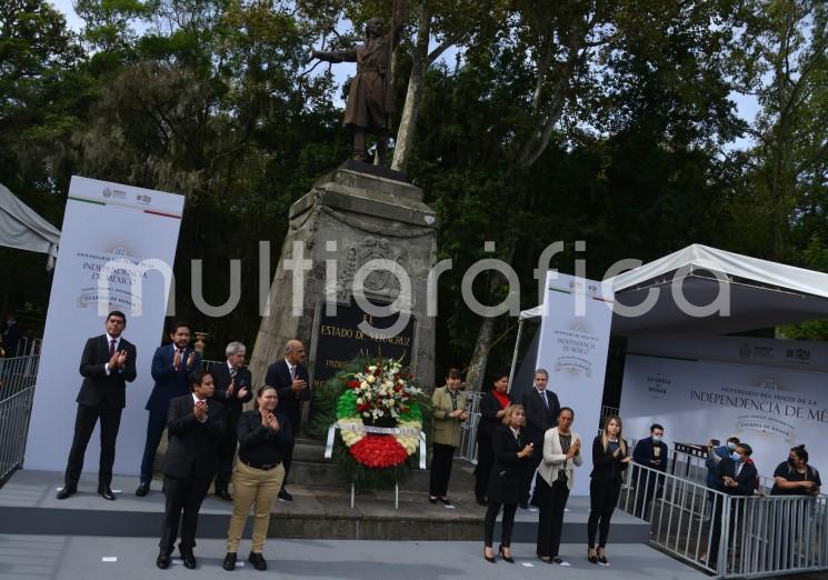 Ayuntamiento de  Xalapa rindió guardia de honor al padre de la Patria.