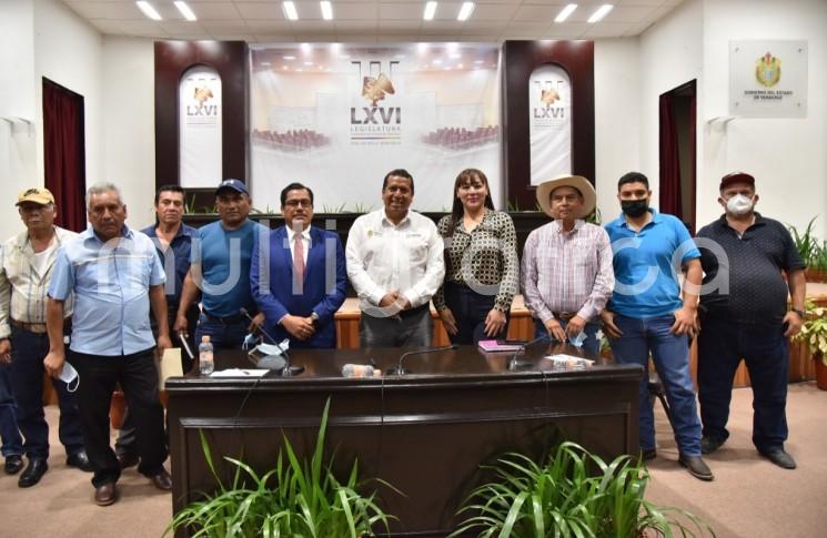 En seguimiento a la reunión celebrada el pasado 29 de agosto, la Comisión Permanente de Desarrollo Agropecuario, Rural y Forestal de la LXVI Legislatura, sostuvo un encuentro con el titular de la Secretaría de Desarrollo Agropecuario, Rural y Pesca (Sedarpa), Evaristo Ovando Ramírez, y productores de chayote de las regiones de Actopan, Coscomatepec e Ixtaczoquitlán, en el que fueron revisadas las necesidades y requerimientos que enfrenta el sector para mejorar la producción.

