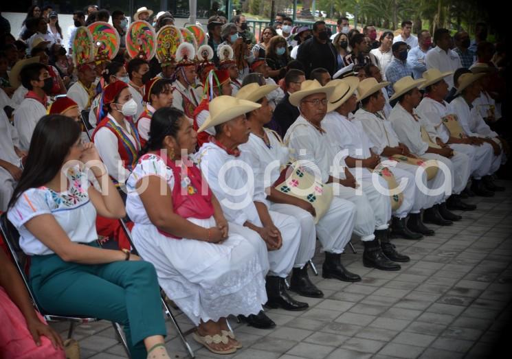 La Secretaria de Cultura Federal Alejandra Frausto Guerrero en compañía del gobernador Cuitláhuac García Jiménez, autoridades municipales de Papantla así como voladores de varios estados participaron en la ceremonia Ritual de Siembra del Palo Volador en el Centro Cultural Los Pinos.