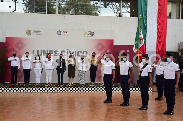  En el marco de la conmemoración del Día Internacional de la Mujer Indígena, la Secretaría de Educación de Veracruz (SEV) a través de su Unidad de Género, llevó a cabo el Lunes Cívico, destacando que desde esta dependencia y por indicación del secretario de Educación, Zenyazen Escobar García, se promueve la cero tolerancia en contra de quien cometa algún tipo de agresión en agravio de las mujeres.