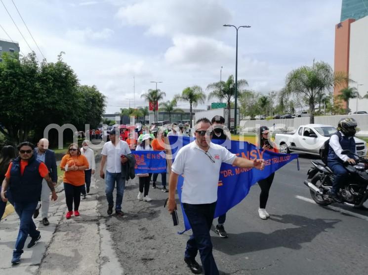 Estudiantes y profesores de la Escuela Normal Superior Veracruzana Doctor Manuel Suárez Trujillo marcharon desde este plantel ubicado en la zona de Arco Sur hacia el centro de Xalapa, para denunciar que la Secretaría de Educación de Veracruz (SEV) pretende retirar los dos edificios de esta institución, que se encuentran en la colonia 21 de Marzo. 