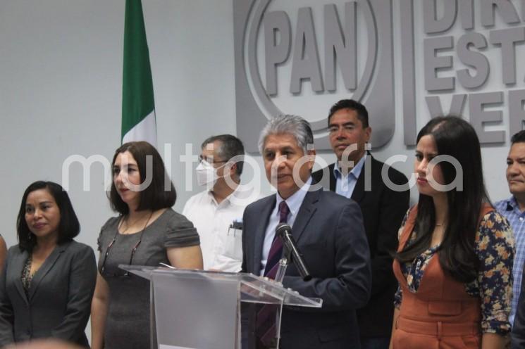 Federico Salomón Molina, Presidente del Comité Directivo Estatal (CDE) del Partido Acción Nacional (PAN), en el estado de Veracruz, quien expuso que entre la ciudadanía hay una gran inquietud ante las decisiones tomadas por el partido en el gobierno de eliminar programas y acciones fundamentales para la protección de la población y su desarrollo.
