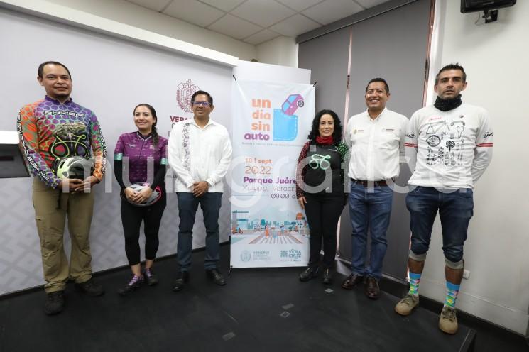  En el marco del Día Mundial sin Automóvil, las secretarías de Medio Ambiente (SEDEMA) y Educación de Veracruz (SEV), en coordinación con grupos de ciclismo, invitan a las y los veracruzanos al uso de medios de transporte amigables con el ecosistema, dejando el vehículo en casa el próximo domingo.