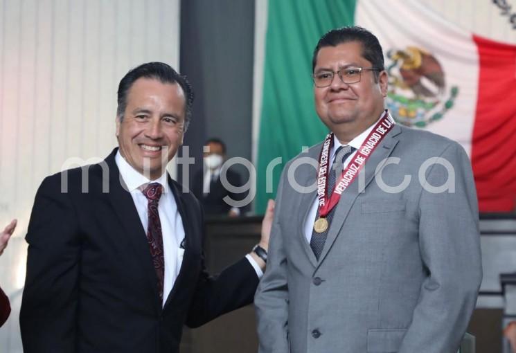 En sesión solemne de la LXVI Legislatura del Congreso del Estado, el gobernador Cuitláhuac García Jiménez entregó la Medalla Heberto Castillo Martínez 2022 al doctor Héctor Vázquez Leal, reconocido por sus méritos en el ámbito de la Robótica y las Matemáticas aplicadas a la Ingeniería y las Ciencias Biológicas y de la Salud. 