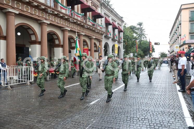 La Bandera de Guerra del 111/o Batallón de Infantería abrió paso al contingente aproximado de mil 200 elementos de Fuerzas Armadas, corporaciones de Seguridad, grupos de auxilio a la población y civiles que tomaron parte en el Desfile conmemorativo al 212 aniversario del inicio de la Independencia de México, este viernes en la capital veracruzana.