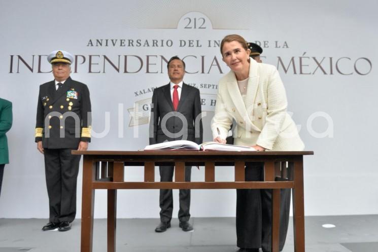 En representación de la LXVI Legislatura y a invitación del gobernador constitucional del estado de Veracruz, ingeniero Cuitláhuac García Jiménez, la presidenta de la Mesa Directiva, diputada Cecilia Guevara, participó en los actos realizados con motivo del 212 Aniversario del inicio de la Independencia de México.