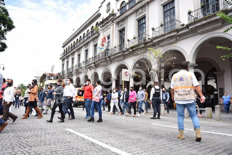 Con un tiempo total de tres minutos y la evacuación de 681 personas, el Ayuntamiento participó en el Simulacro Nacional de Inmuebles 2022, iniciativa para fortalecer la cultura de la prevención entre la comunidad. 