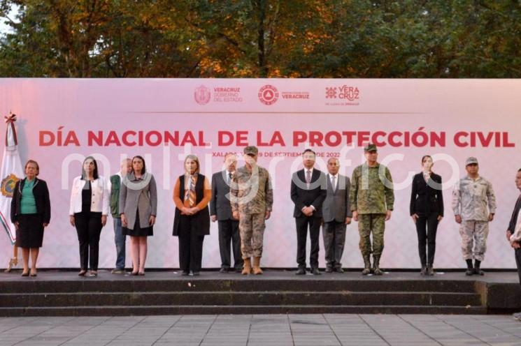 La presidenta de la Mesa Directiva de la LXVI Legislatura, diputada Cecilia Guevara, acompañó al Gobernador del Estado, ingeniero Cuitláhuac García Jiménez, a la ceremonia realizada en el parque Juárez de la ciudad de Xalapa, en conmemoración del XXXVI aniversario de la creación del Sistema de Protección Civil.

