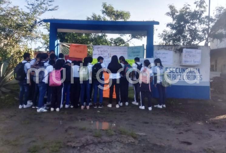 La escuela Telesecundaria Adolfo Ruiz Cortines, de la localidad de Vaquería, municipio de Coatepec fue tomada por un grupo de padres de familia y estudiantes la mañana de este martes 20 de septiembre, en protesta por la falta de maestros. 