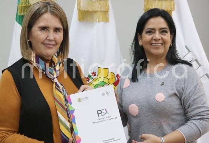 La presidenta de la Mesa Directiva de la LXVI Legislatura del Estado de Veracruz, diputada Cecilia Guevara, recibió de la titular de la Secretaría Ejecutiva del Sistema Estatal Anticorrupción, Adriana Paola Linares Capitanachi, el documento denominado Política Estatal Anticorrupción (PEA), un instrumento estratégico integrado por cuatro ejes, cuatro principios transversales y 40 prioridades, enfocadas en acciones para prevenir, detectar, investigar y sancionar las faltas administrativas y los hechos de corrupción.

