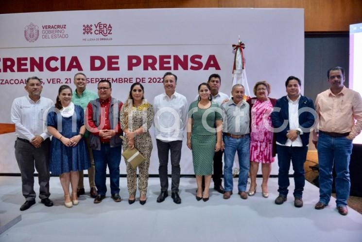 Autoridades encabezadas por el gobernador Cuitláhuac García Jiménez durante presentaron en el Centro de Convenciones de Coatzacoalcos la primera Cumbre Olmeca, El esplendor de Mesoamérica,que se realizará  del 23 al 25 de septiembre.