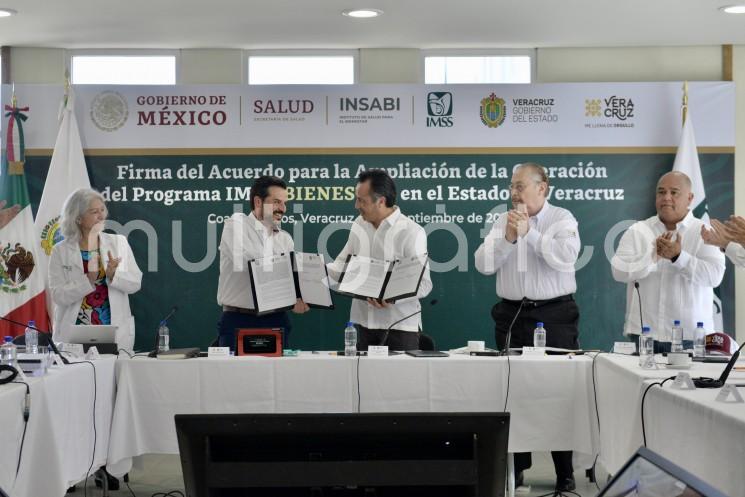 El gobierno federal, a través del Instituto Mexicano del Seguro Social (IMSS), firmó con el gobierno de Veracruz el Acuerdo Marco para la Ampliación de la Operación del Programa IMSS-Bienestar en la entidad, con el objetivo de apegarse al Plan de Salud para el Bienestar, unificar el sistema de salud estatal y contar con un modelo de atención primaria a la salud preventiva.