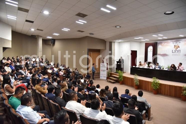 Al dar la bienvenida a los asistentes al Encuentro Estatal de Jóvenes Líderes, Veracruz 2022, organizado por la Red Mundial de Jóvenes Políticos Veracruz (RMJPV), el diputado Rafael Gustavo Fararoni Magaña expresó que México y Veracruz viven una etapa de profundos cambios políticos, sociales, económicos y estructurales, en que los jóvenes han asumido su papel con responsabilidad, valor y creatividad.