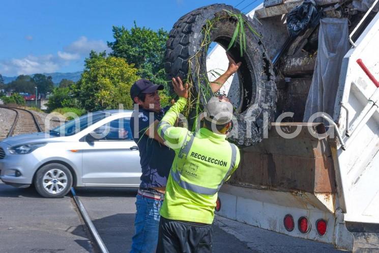 Un promedio de 80 toneladas de desechos se han recolectado a través de las 28 jornadas de descacharrización para la prevención del dengue realizadas en diversas zonas del municipio de Xalapa, con lo que se ha logrado contribuir a la salud pública de la población.

