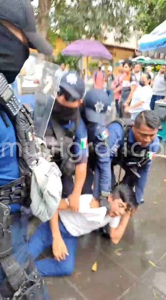 Comerciantes del parque Miguel Hidalgo, ubicado en el centro de la ciudad de Coatepec, fueron desalojados por policías municipales. 