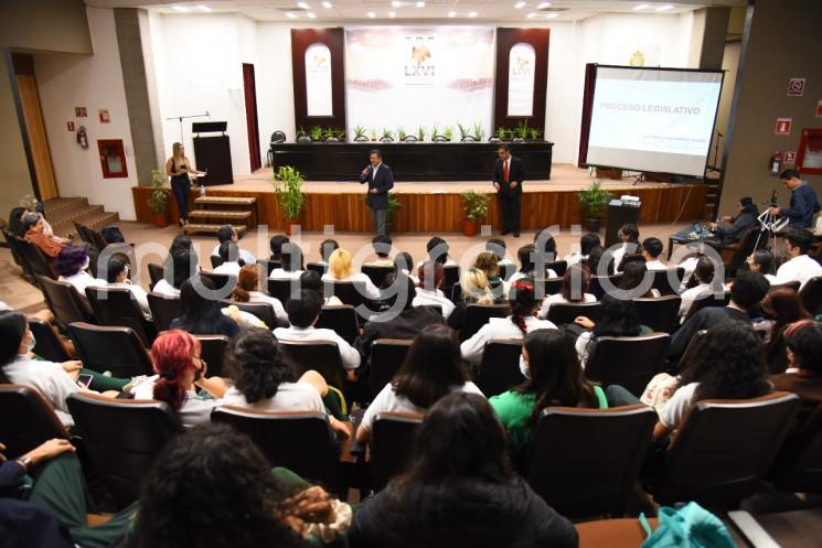 El diputado Marlon Eduardo Ramírez Marín atendió a un grupo de estudiantes del Colegio Preparatorio de Xalapa, a quienes ofreció un recorrido por las diferentes áreas del Palacio Legislativo, e intercambió ideas con ellos.