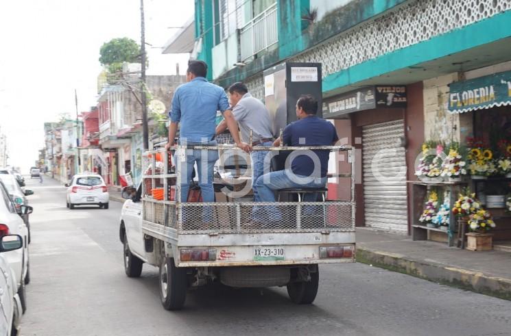 Ante la remodelación que se hará del Palacio Municipal de Tlapacoyan, inició el traslado de oficinas a otros edificios públicos, para continuar con la atención a los ciudadanos.  