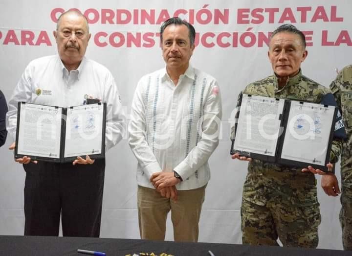 El Gobernador del Estado, Ing. Cuitláhuac García Jiménez, estuvo presente en la firma del Convenio de Colaboración entre el Instituto Nacional de Migración y Servicios de Salud de Veracruz, para la atención médica a personas migrantes.