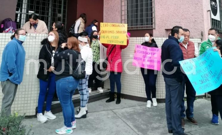 Profesores de la zona escolar 074 Xalapa, Locales Norte se manifestaron y tomaron las instalaciones de la Supervisión Escolar la mañana de este lunes 10 de octubre. De acuerdo con la directora de la primaria Enrique González Llorca, Paola Rivera, están en desacuerdo con la designación del nuevo titular de la Supervisión, Gustavo Ceballos García, por calificarlo de no contar con el perfil adecuado. .

