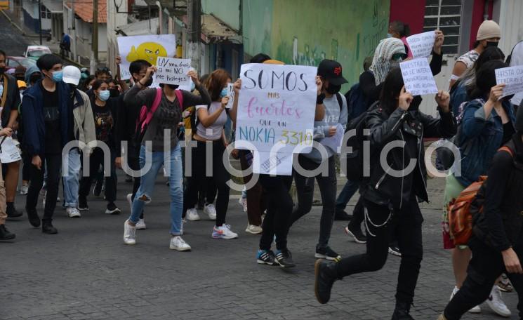 Estudiantes de la Unidad de Artes de la Universidad Veracruzana (UV) marcharon hacia la Unidad Académica de Humanidades, en esta ciudad de Xalapa, para exigir que cese el acoso sexual contra sus compañeras. 