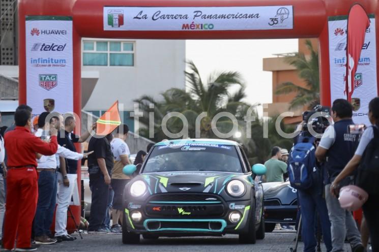  Promoviendo a Veracruz en México y el mundo, la Carrera Panamericana partió de Boca del Río hacia las cumbres de Acultzingo, después de una exitosa etapa de clasificación en Apazapan y Jalcomulco y la salida ceremonial en la Macroplaza del Malecón, para continuar la ruta por ocho entidades hasta la meta en Durango.