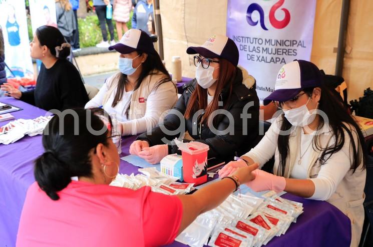 Con servicios de mastografía y consultas médicas gratuitas en el Parque Juárez de la ciudad capital del Estado, este miércoles la Secretaría de Salud y Servicios de Salud de Veracruz conmemoró el Día Internacional de Lucha contra el Cáncer de Mama. 