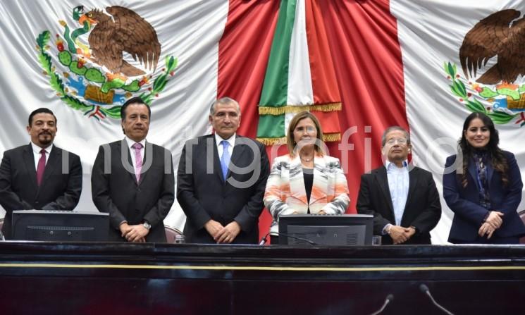 Al dar la bienvenida al titular de la Secretaría de Gobernación (Segob), Adán Augusto López Hernández, quien acudió al Congreso de Veracruz a dialogar con las y los diputados en relación con la reforma constitucional en materia de la Guardia Nacional (GN), la presidenta de la Mesa Directiva de la LXVI Legislatura, diputada Cecilia Guevara, subrayó que Veracruz trabaja para cumplir con la justicia y la paz social, y mantiene como prioridad máxima el bienestar de las y los ciudadanos.