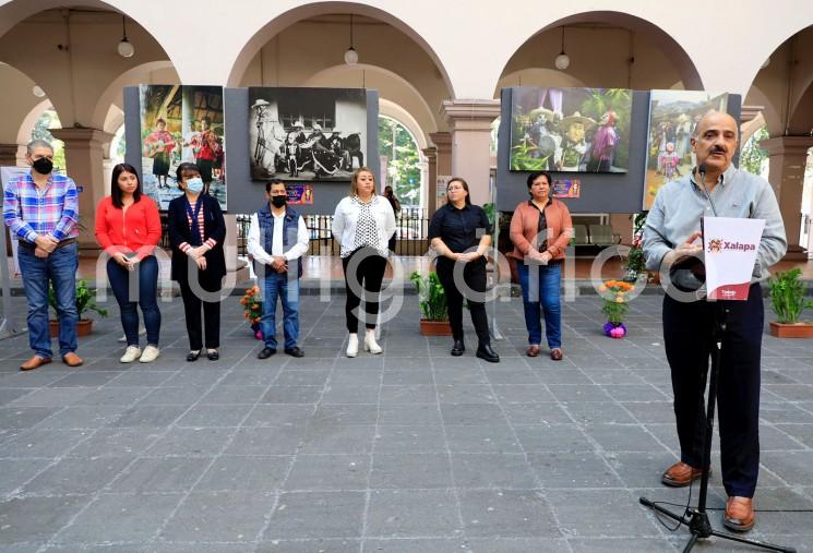 Con la inauguración de la exposición fotográfica Día de Muertos, el Ayuntamiento marca el inicio de las festividades alusivas a esta importante tradición, aseguró el presidente municipal Ricardo Ahued Bardahuil. 