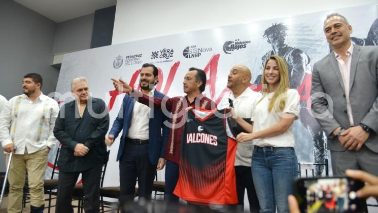 En la ciudad de Veracruz se presentó el Club de Baloncesto Halcones Rojos de Veracruz; el gobernador ??Cuitláhuac García Jiménez encabezó el  evento. Estuvieron presentes la alcaldesa Patricia Lobeira, directivos de la ??LNBP??, el empresario ??Carlos Bremer?? y los secretarios de Finanzas y Educación, ??José Luis Lima Franco?? y ??Zenyazen Escobar García??, respectivamente. 