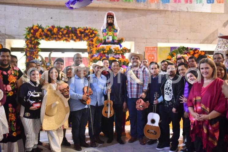 Con la asistencia del gobernador Cuitláhuac García Jiménez como invitado de honor, en la explanada del Palacio Legislativo de Veracruz, el Congreso del Estado presentó, la tarde-noche de este día, la muestra de altares, enmarcada por la conmemoración del Día de Muertos.