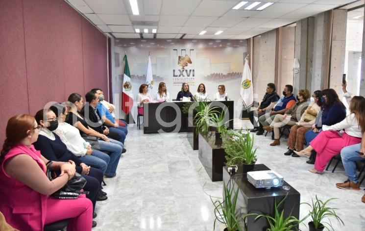 Por iniciativa y a invitación de la diputada Maribel Ramírez Topete, integrantes del Grupo Reto Veracruz ofrecieron una conferencia al personal del Congreso del Estado para promover acciones efectivas en torno al cáncer de mama.