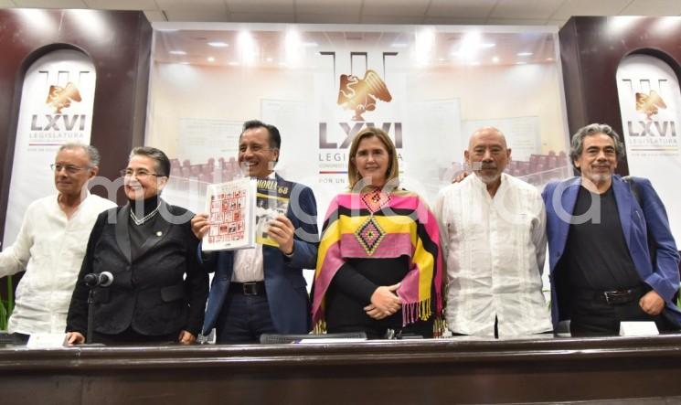 En el auditorio Sebastián Lerdo de Tejada del Congreso del Estado se llevó a cabo la presentación de los libros Memorias del 68, fotografías y fotogramas e Insurgencia Popular, forma es fondo, coordinados por la senadora de la República por Veracruz, Gloria Sánchez Hernández, y que tuvo como invitado de honor al gobernador del estado, ingeniero Cuitláhuac García Jiménez.