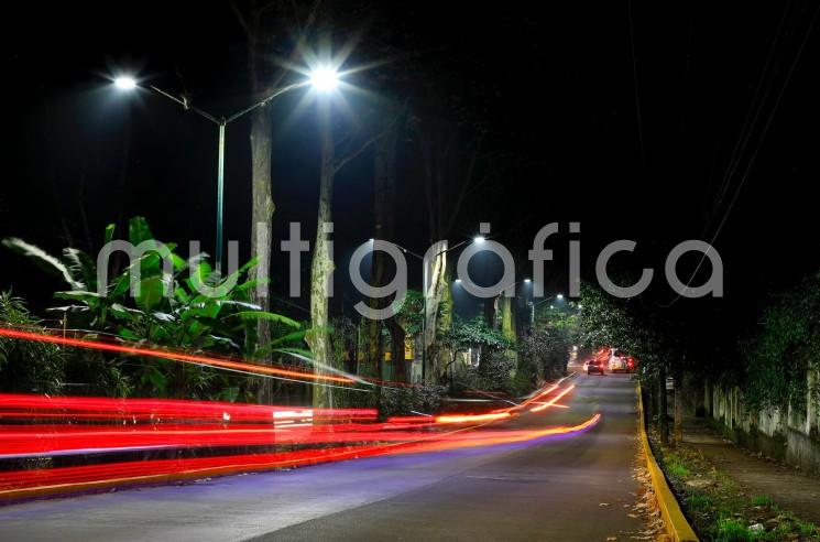  Para contribuir a la seguridad de la población, contar con calles y avenidas mejor iluminadas y reducir el consumo energético y la emisión de gases contaminantes, personal de la Dirección de Alumbrado Público continúa con el programa de sustitución de luminarias de vapor de sodio por lámparas LED en avenidas principales, colonias y unidades habitacionales.

