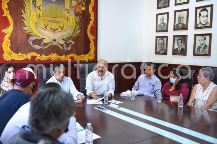 En Jornada de Audiencia Ciudadana, el presidente municipal Ricardo Ahued Bardahuil recibió a representantes de distintas colonias, a quienes aseguró que su Administración se encuentra ocupada en brindar atención integral para todas y todos los habitantes de Xalapa. 