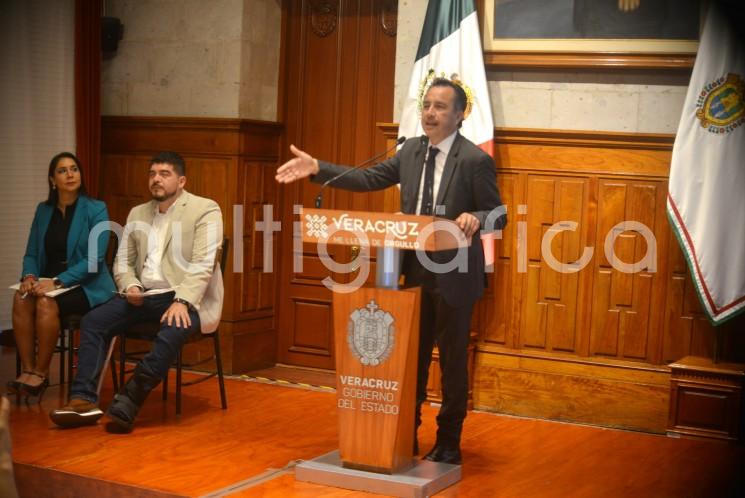 En conferencia de prensa, el gobernador Cuitláhuac García Jiménez confirmó el respaldo federal para el pago de incremento salarial a personal educativo. 