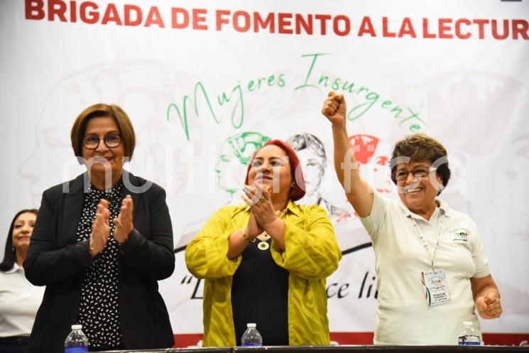 La presidenta de la Mesa Directiva de la LXVI Legislatura, diputada Margarita Corro Mendoza, aseguró el compromiso del Congreso del Estado con la tarea emprendida por las brigadas denominadas Mujeres Insurgentes, al recibir en el Palacio Legislativo a la maestra Julieta Jiménez Torres, promotora de la lectura en el estado de Veracruz.