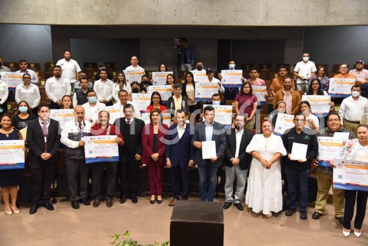 
En el auditorio Sebastián Lerdo de Tejada del Congreso del Estado se realizó el evento denominado Vinculación con autoridades municipales y sector empresarial para la prevención de riesgos sanitarios y transparencia operativa. 