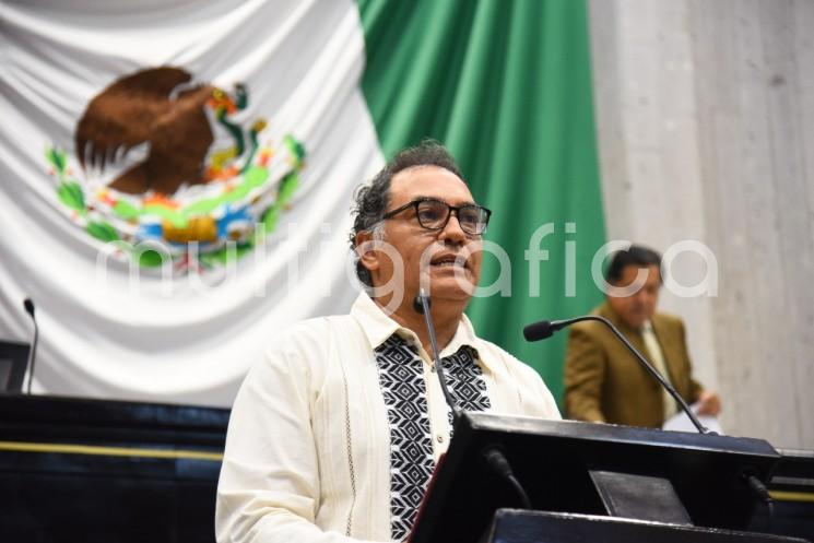 El diputado Marco Antonio Martínez Amador presentó al Pleno de la LXVI Legislatura una iniciativa  para establecer que a los justiciables miembros de pueblos indígenas y comunidades afromexicanas se garantizará el acceso a asistencia jurídica gratuita, a través de intérpretes y defensores que tengan conocimiento de su idioma y lengua.

