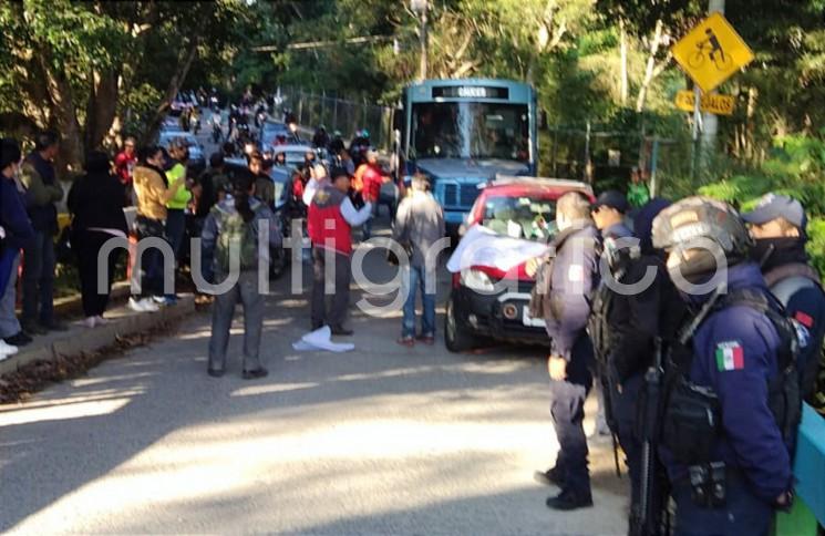 Durante la manifestación y bloqueos intermitentes de profesores en la carretera Xalapa-Briones rumbo al municipio de Coatepec, una profesora fue atropellada. Los cierres de la vialidad eran de cada 15 minutos, pero al momento de despejar el área, un conductor aceleró y aventó el coche a una maestra.

