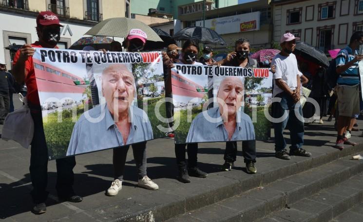 Familiares y amigos de Francisco Fernández Morales mejor conocido como El Potro se manifestaron en la plaza Sebastián Lerdo de Tejada la mañana de este viernes 11 de noviembre.