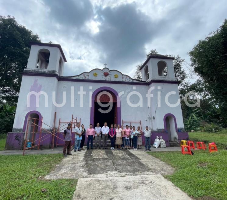 La Capilla del Sagrado Corazón de Jesús, ubicada en Texín, localidad del municipio de Teocelo, beneficiada para su restauración por el Fondo de Apoyo a Comunidades para la Restauración de Monumentos y Bienes Artísticos de Propiedad Federal (FOREMOBA), reinicirá trabajos de restauración que por años habían quedado inconclusos, anuncia el IVEC.   

