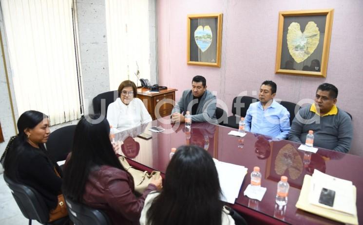 La presidenta de la Mesa Directiva de la LXVI Legislatura estatal, diputada Margarita Corro Mendoza, atendió al presidente municipal de Tlilapan, Jaime López Montalvo, y a funcionarios del ayuntamiento, quienes acudieron a hacer del conocimiento del Poder Legislativo presuntas irregularidades cometidas por la síndica, Jovita Cortés Guzmán, y por el regidor único, Luis Gustavo Tiburcio Aguas.