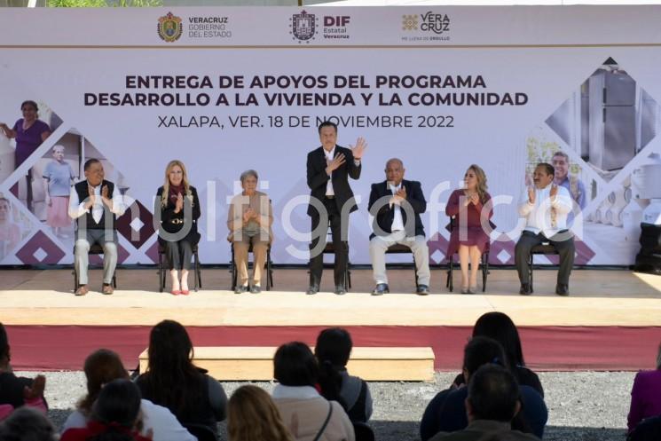 El gobernador Cuitláhuac García Jiménez afirmó que mediante el esquema Desarrollo a la Vivienda y la Comunidad han sido distribuidos más de 12 mil apoyos que complementan de manera focalizada la gran labor que realiza el Presidente de la República en favor de quienes más los necesitan.