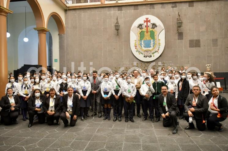 El gobernador Cuitláhuac García Jiménez recibió en Palacio de Gobierno a 153 estudiantes del municipio de Veracruz con los mejores promedios obtenidos durante su educación básica y que hoy iniciaron el viaje por la Ruta de la Insurgencia.