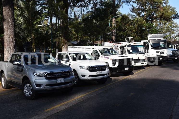 El presidente municipal de Xalapa, Ricardo Ahued Bardahuil, entregó 13 vehículos operativos a distintas áreas del Ayuntamiento. El Edil destacó que esta primera entrega de unidades es resultado de la disciplina financiera y la transparencia y eficacia con que se aplican los recursos públicos.

